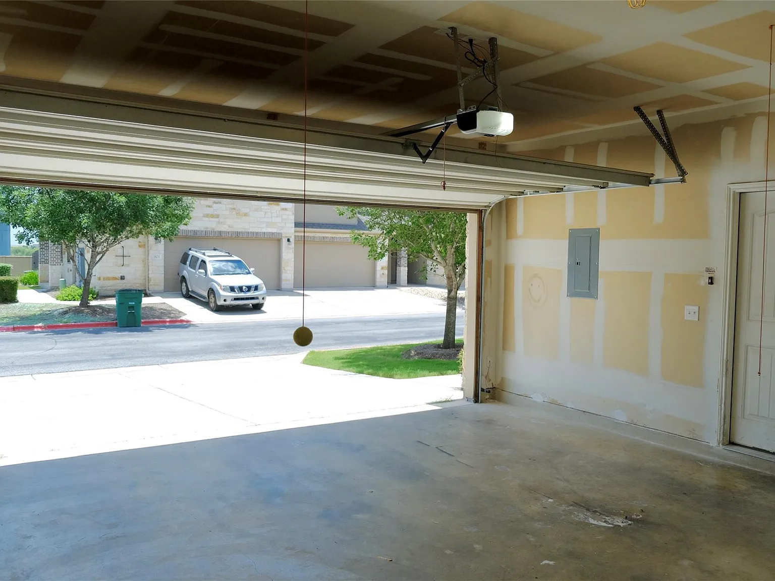 4 bed, 2.5 bath, 2102 sqft, $2,200 — Photo 3