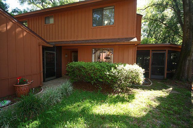 1st image of 20 E Village Dr