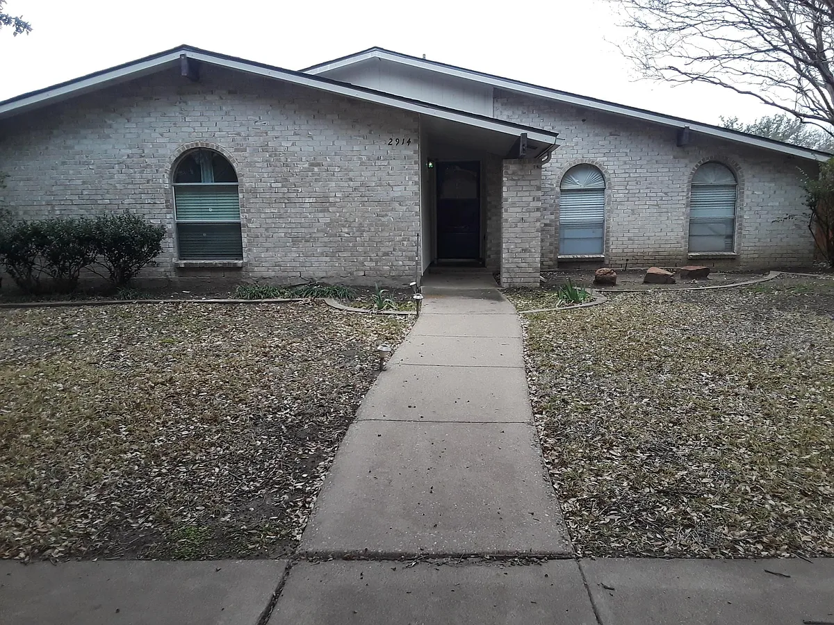 Building Photo - 2914 Pinewood Dr