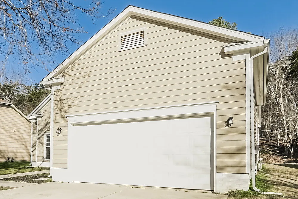 3 bed, 2.0 bath, 1922 sqft, $2,255 — Photo 3