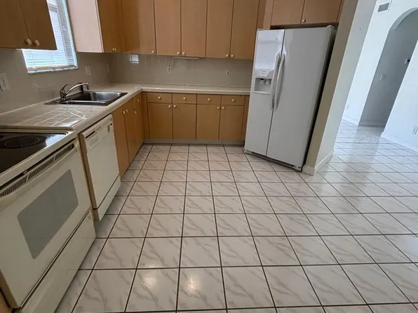 825 NW 132nd Ave, Pembroke Pines, FL 33028