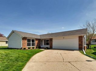 7 Fernwood Ct, Streamwood, IL 60107
