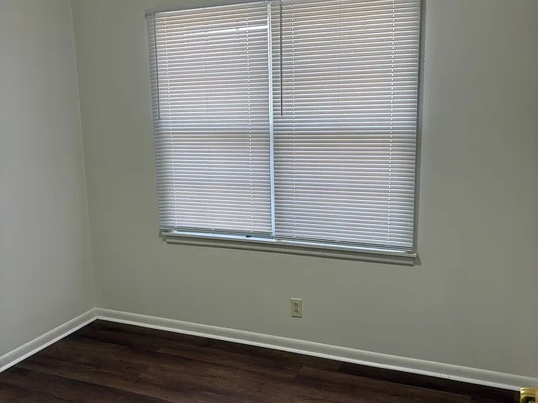 4407 E Linwood Blvd — Photo 6