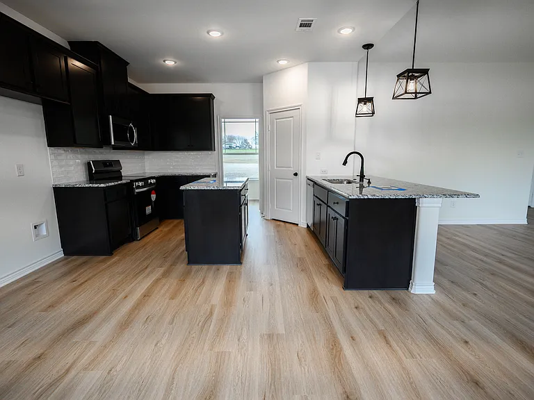 Kitchen (refrigerator included)
