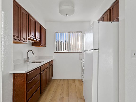 5th image of 1910 SE Stark St APT 9