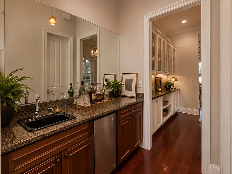 633 N Carrollton Ave — Photo 5