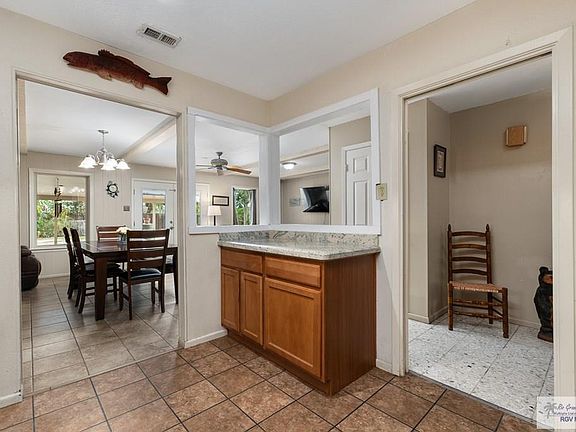4th image of 99 Huisache St
