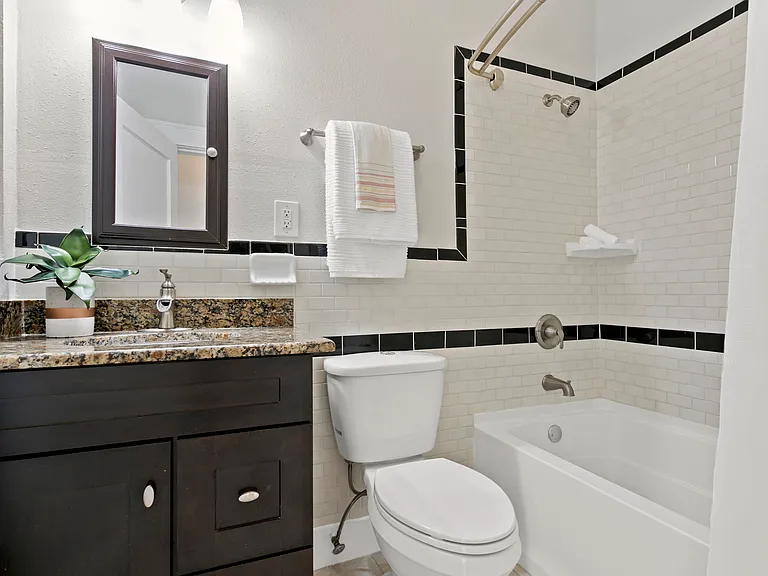 2803 W Estrella St #4 — Photo 7
