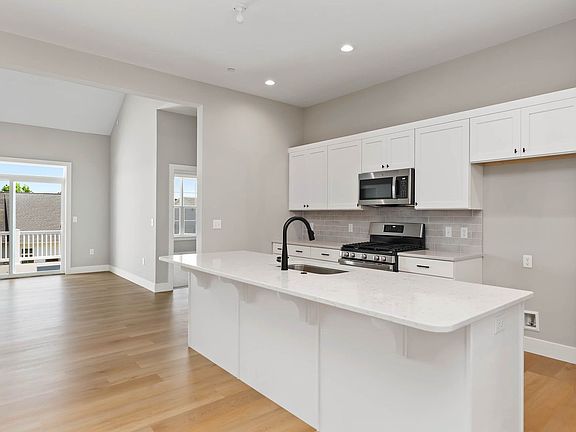 5th image of 735 Aurora Dr