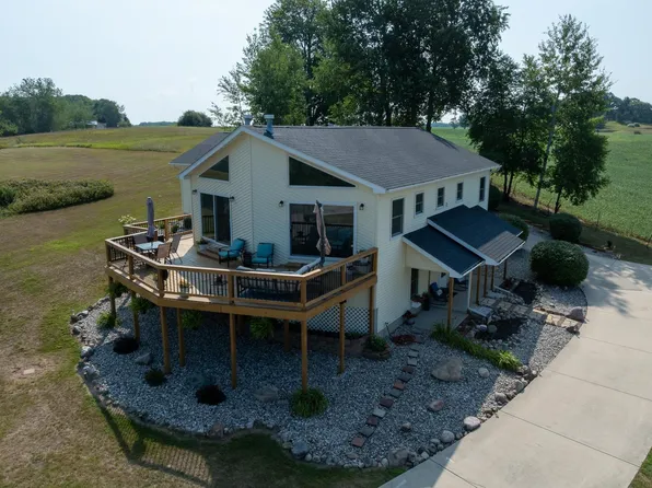 1201 S Clubhouse Dr, Weidman, MI 48893