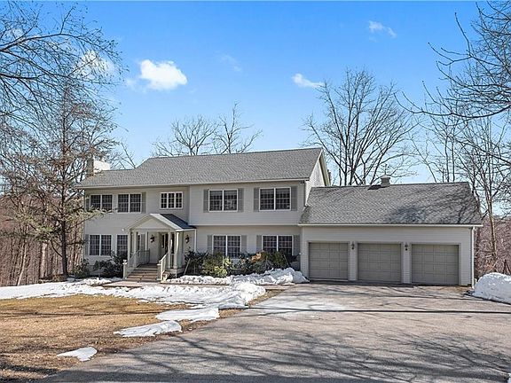 3rd image of 7 Quaker Hill Ct W