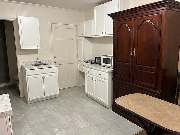 4th image of 2098 Goldbrier Ln #B