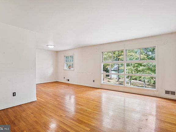 2nd image of 1391 Canterbury Way