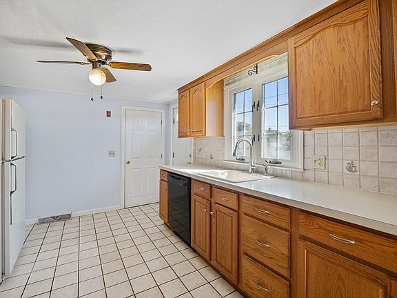 5th image of 14 Greystone Ave