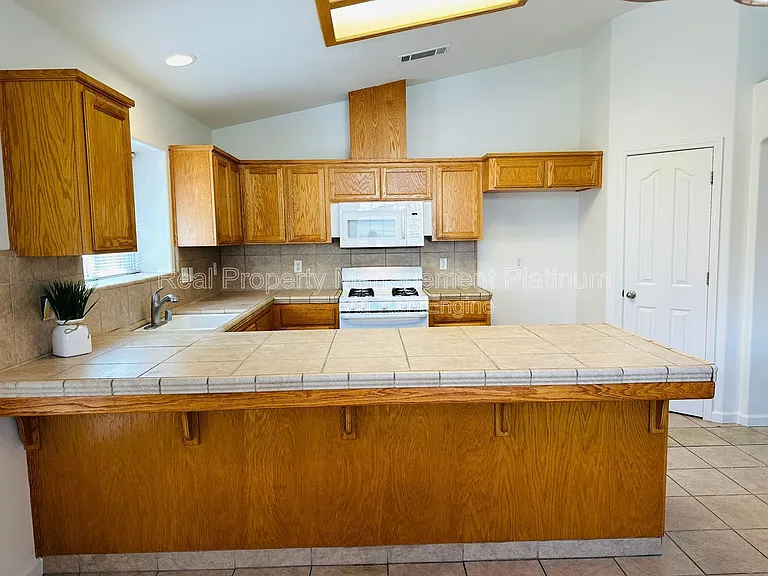 220 River Point — Photo 11
