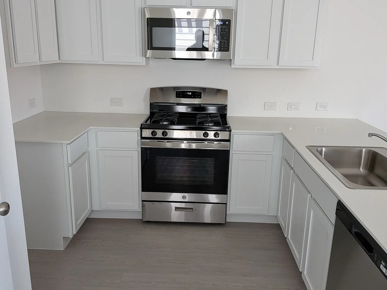 4 bed, 2.5 bath, 1897 sqft, $1,899 — Photo 2