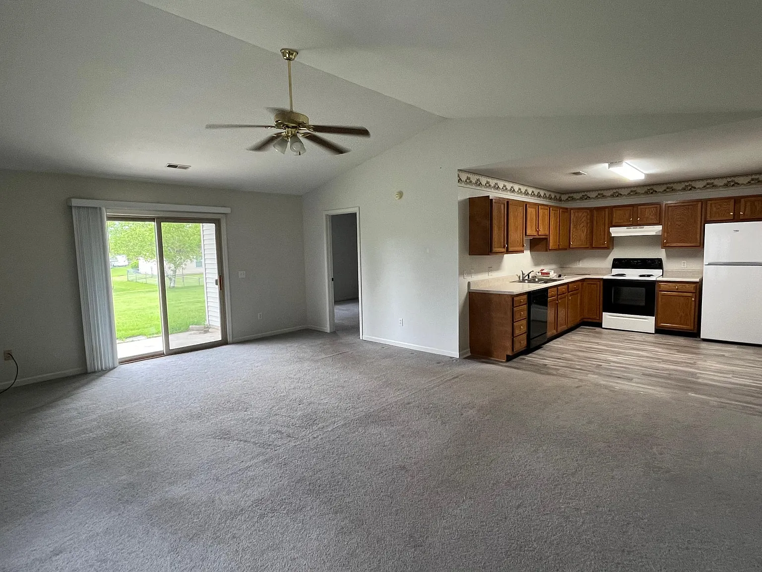 2 bed, 1100 sqft, $1,300 — Photo 2