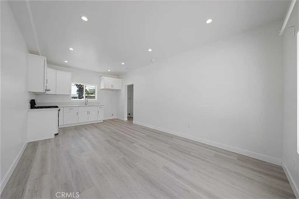 Building Photo - 2425 S Myrtle Ave #B