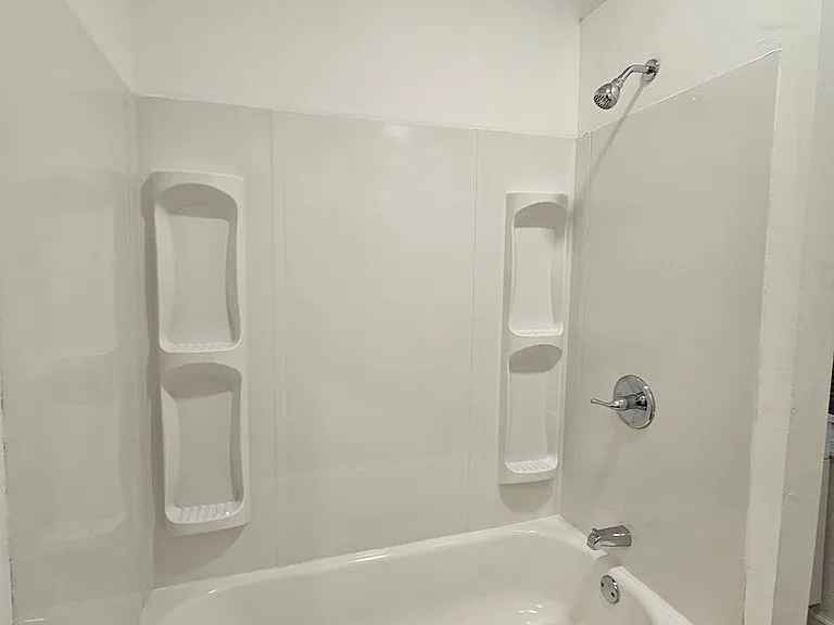 921 W Poplar St — Photo 13