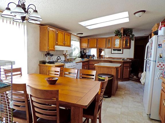 3rd image of 200 Kneeshaw Ct
