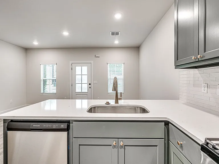 616 W 2nd St #100 — Photo 17