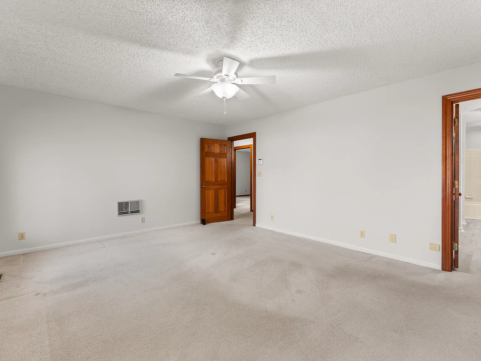 3 bed, 2704 sqft, $2,300 — Photo 3