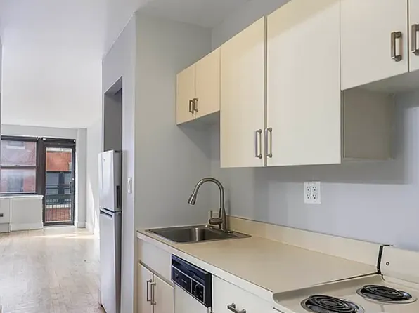 207 East 37th Street image 5 of 11