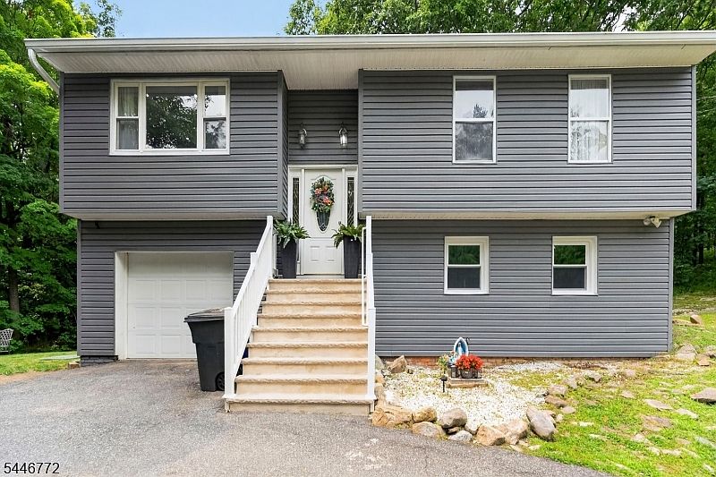 1st image of 5 Lawrence Dr