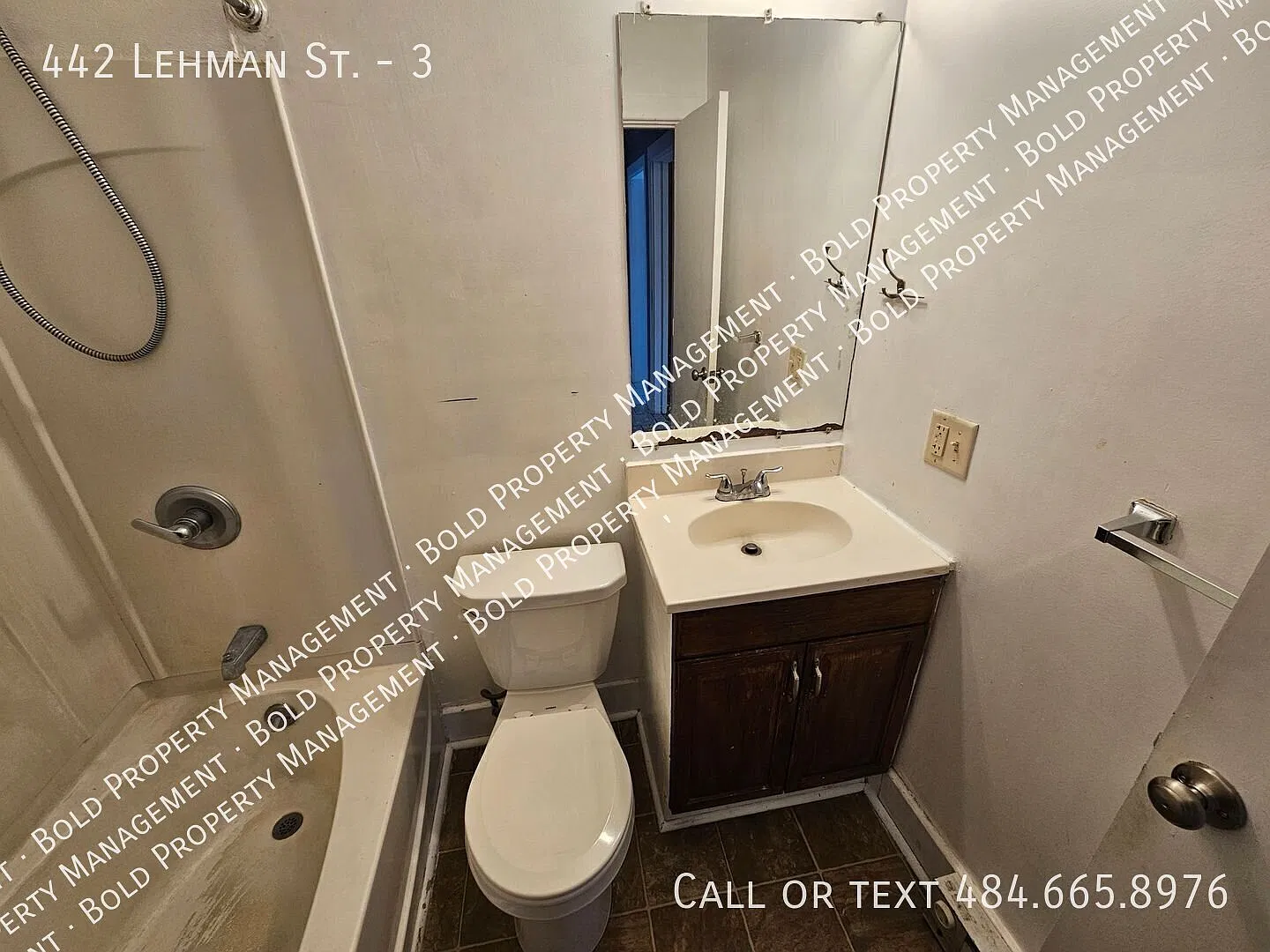 2 Bedroom 1 Bath Apartment — Photo 2