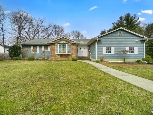 255 Marcotte Ln, Bergenfield, NJ 07621