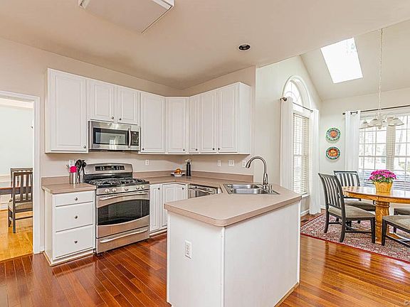 5th image of 10096 Poplar Hall Ct