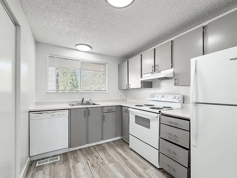 Tahoma Park Apartments — Photo 27