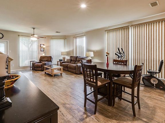 3rd image of 834 San Jacinto Cir