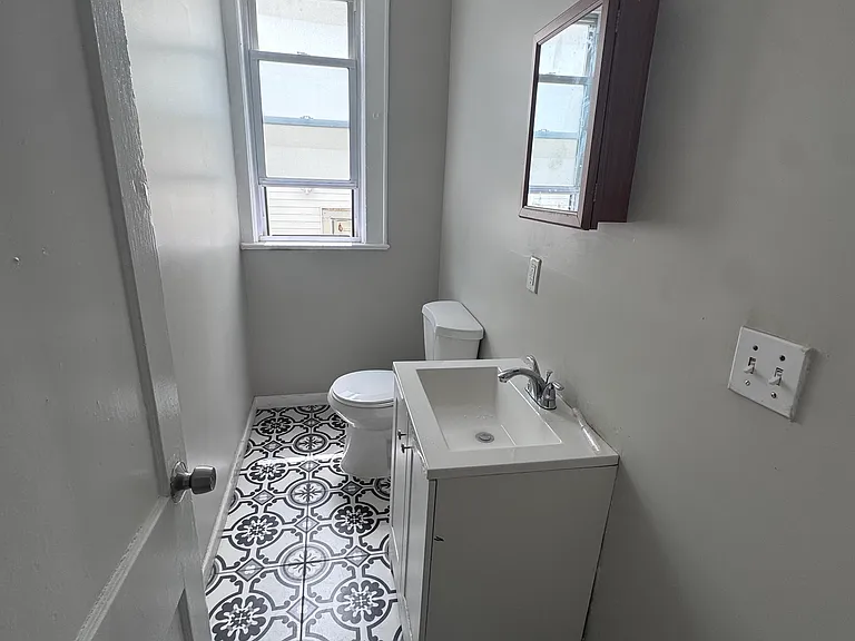 248 Nye Ave #5 — Photo 5