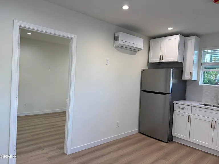 22306 Kittridge St — Photo 7