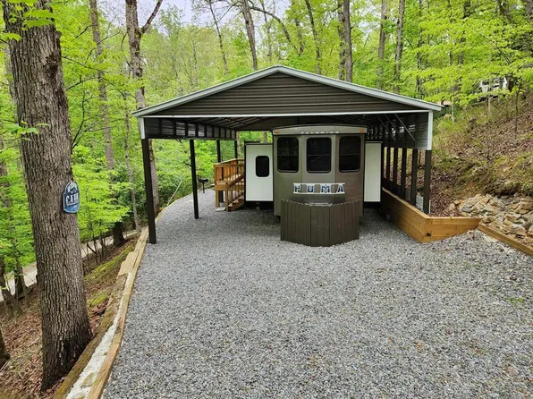 239 5th St, Ellijay, GA 30540
