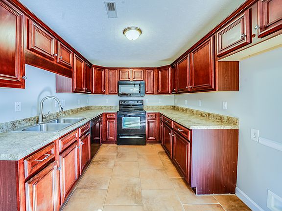 3rd image of 823 Fleming Farms Dr