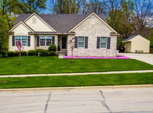 186 Rolling Acre Dr, Lithopolis, OH 43136