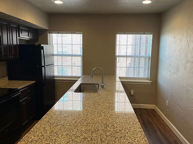 Elm Terrace Apartments — Photo 28