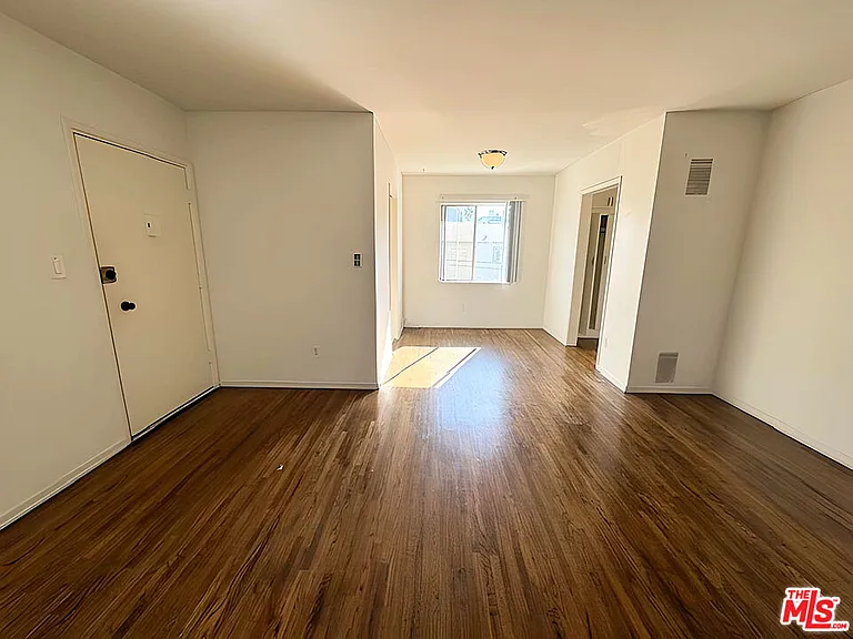 470 S Mariposa Ave #16 — Photo 2