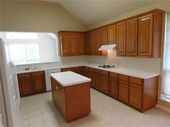 3rd image of 3016 Golden Gate Dr