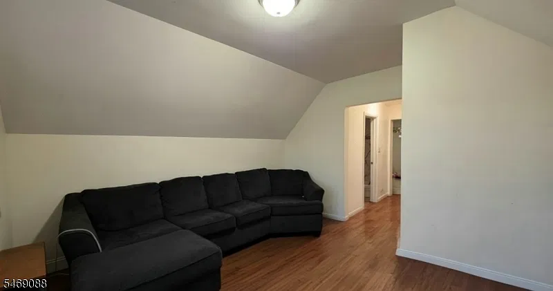 2 bed, 1.0 bath, 900 sqft, $2,200 — Photo 3