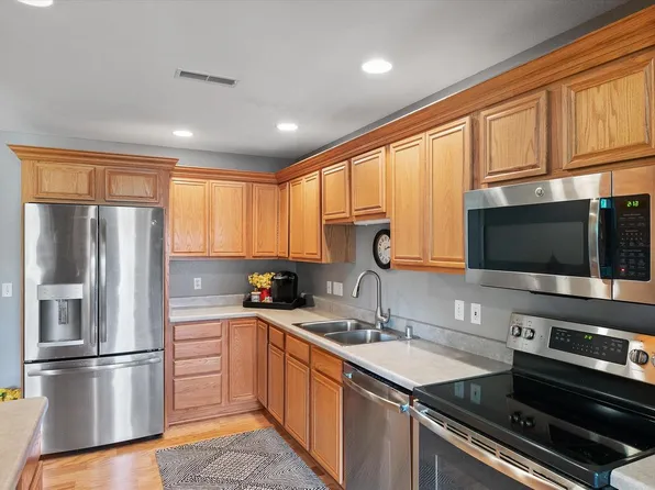 N15W26510 Golf View LANE #B, Pewaukee, WI 53072