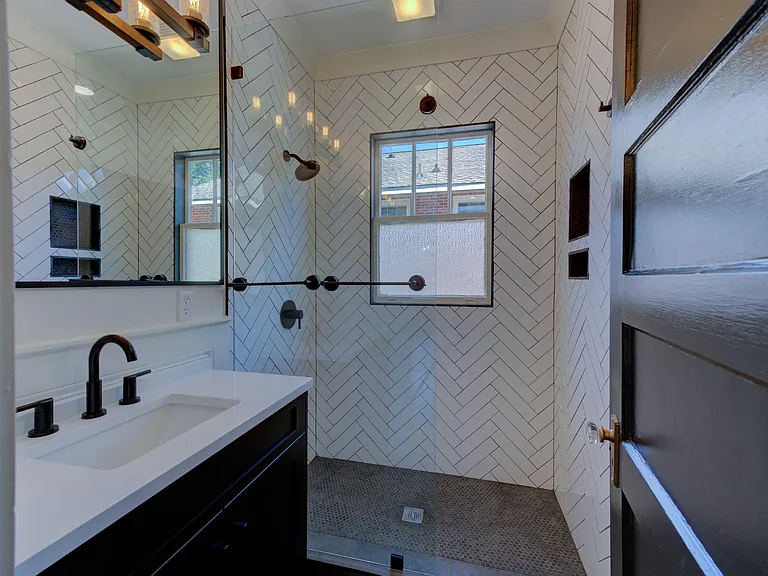 2405 Sumter St — Photo 25