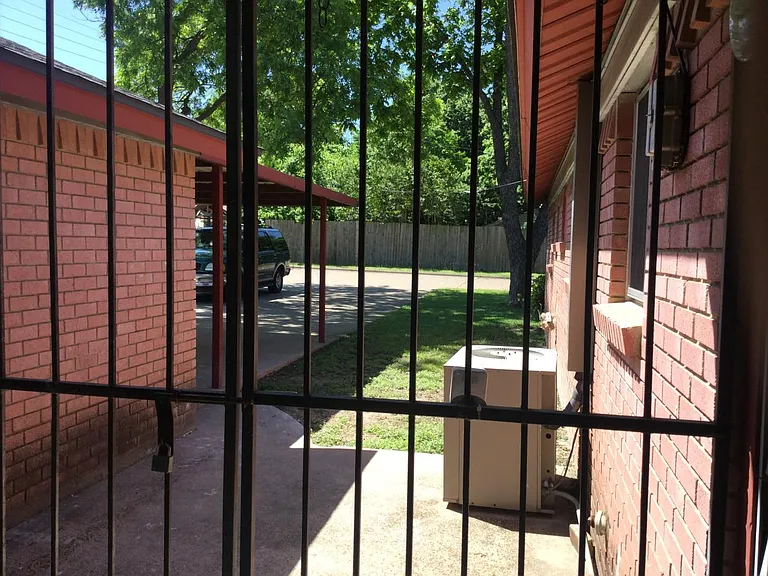 713 Clover Park Dr — Photo 11