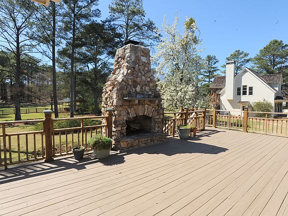 Back deck w/view of guest house