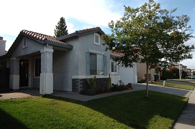 1st image of 585 Farridge Dr