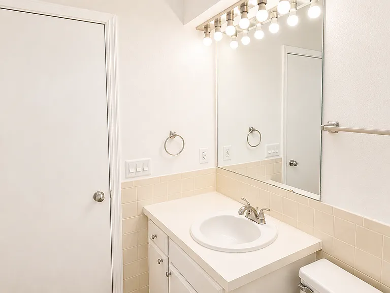 Cape Cod Apartments — Photo 15