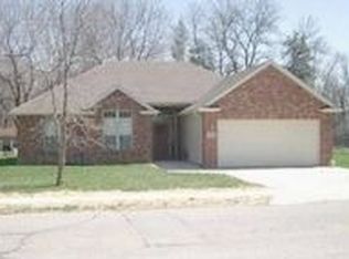 226 S Howard Burton Dr, Centralia, MO 65240