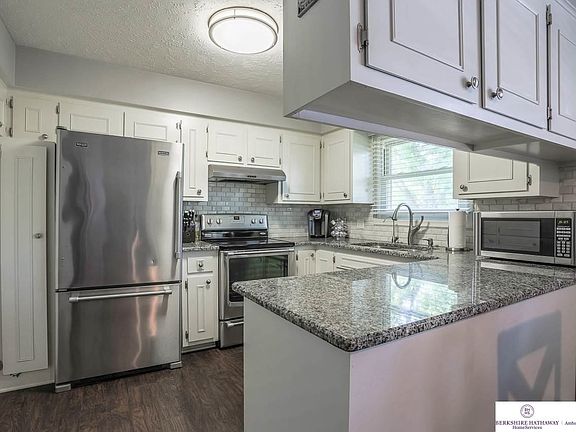 3rd image of 325 Paradise Dr